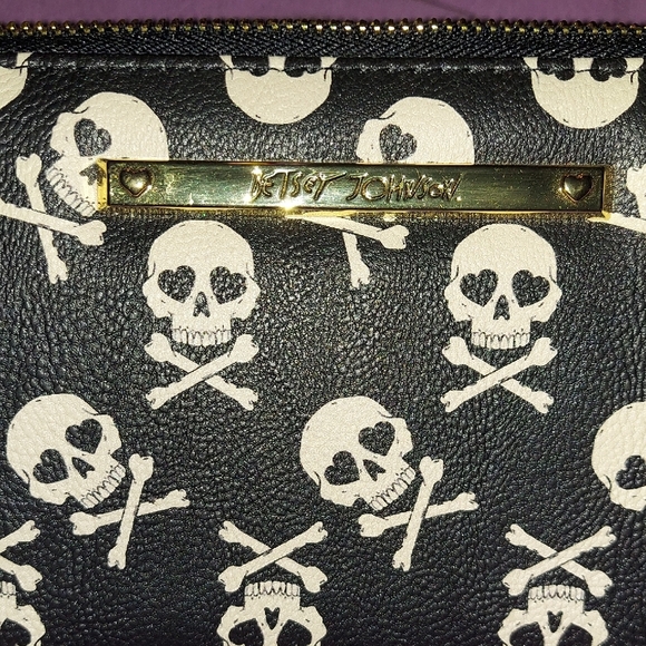 Betsey Johnson Black Wallet with White/Bone Skull Print and Gold Accents - Picture 2 of 7